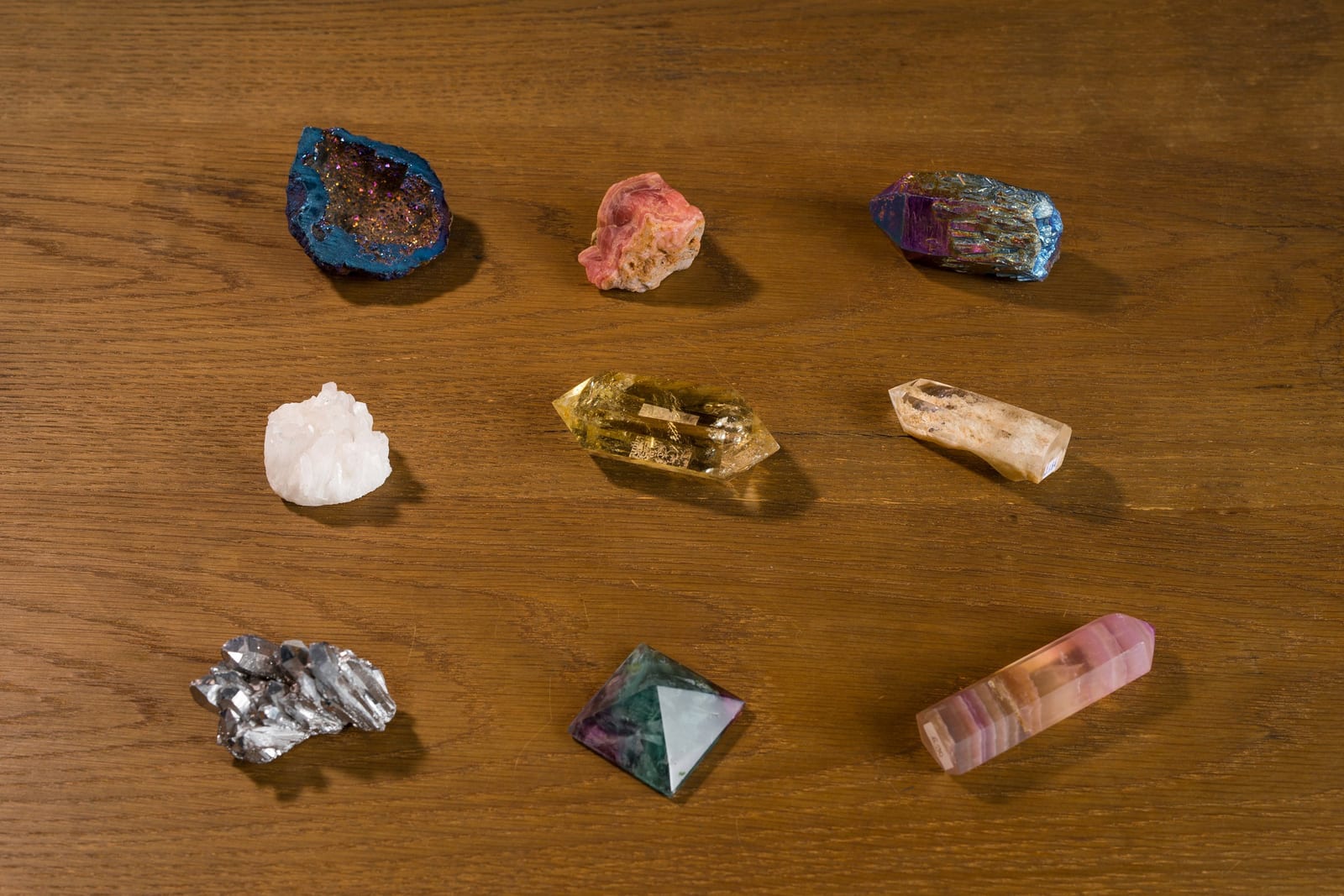 Caixa organizadora com nove espécimes de minerais variados